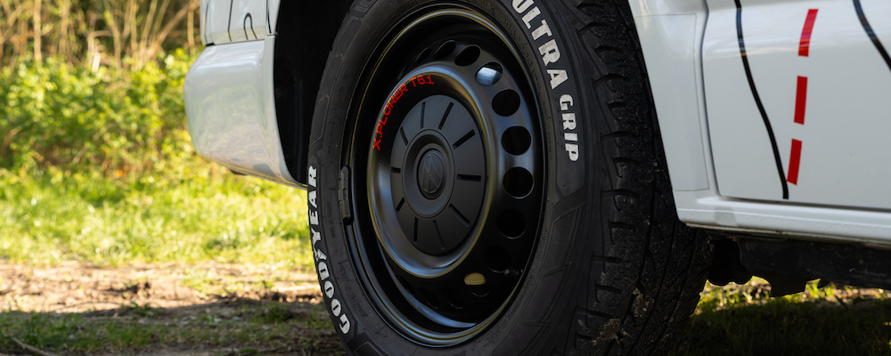 Van aménagé extérieur Black Van roue Goodyear Ultra Grip
