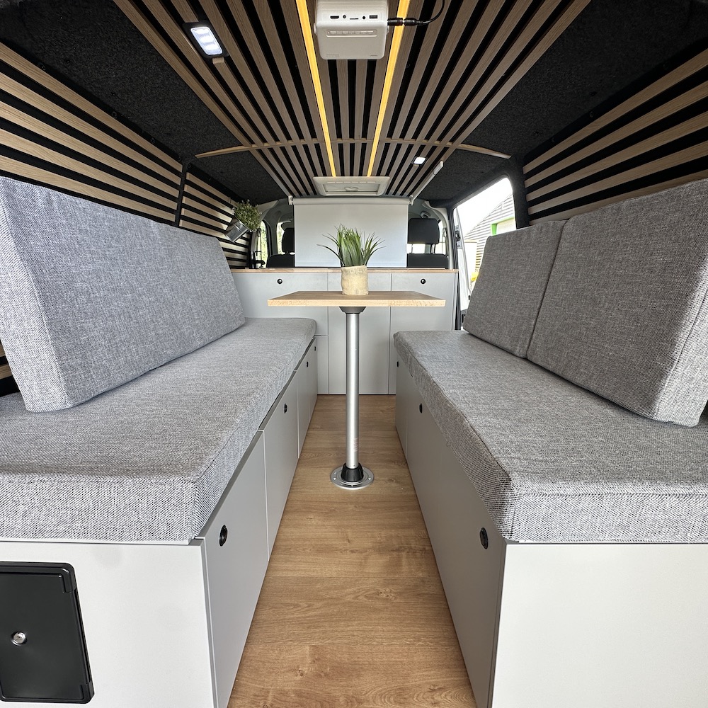 Intérieur van aménagé Black Van salon banquettes bois