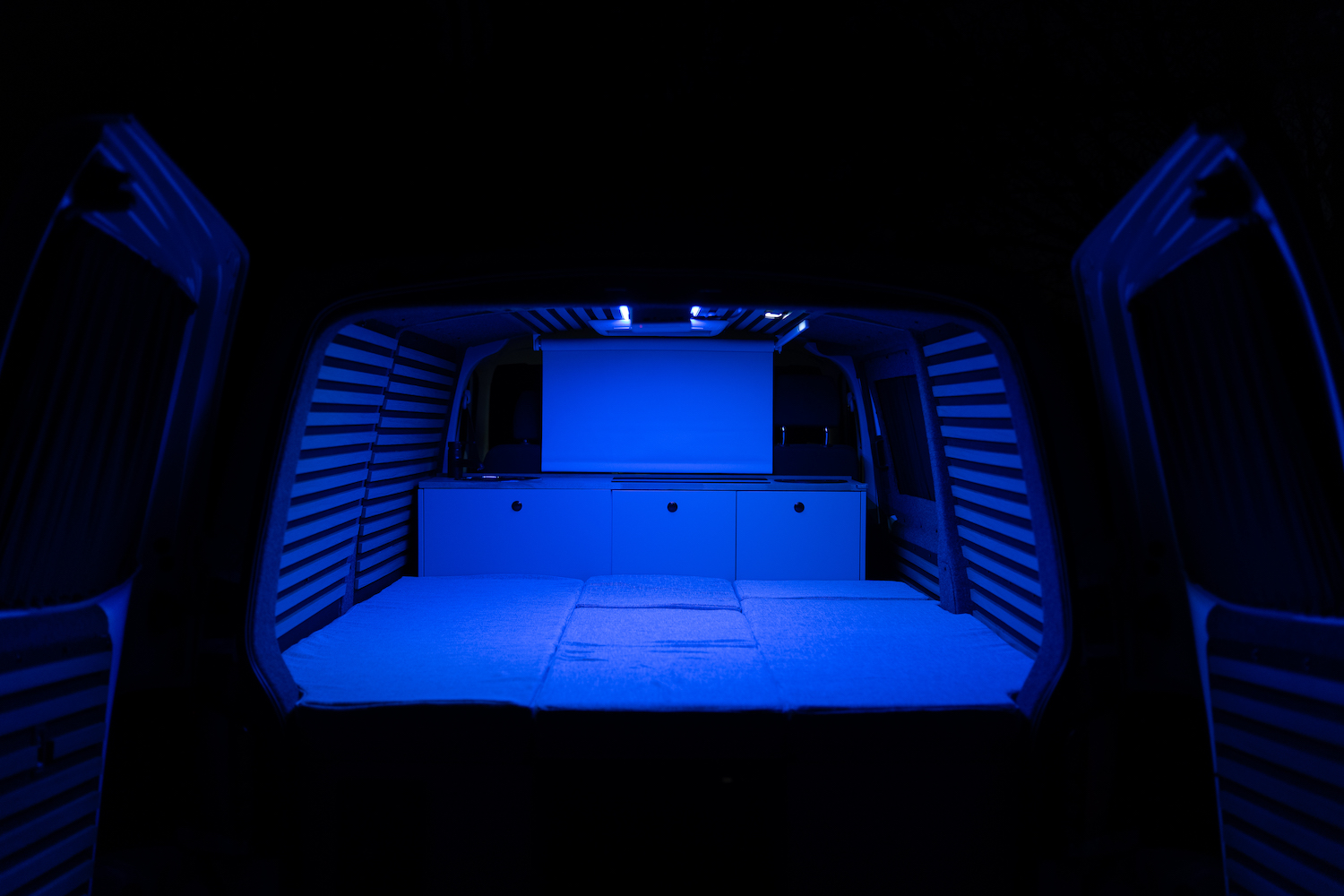 Van aménagé BlackVan ambiance cinéma lumière bleue
